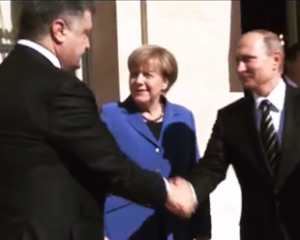 Серьезный Порошенко пожал руку улыбающемуся Путину