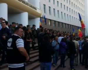 В Кишиневе протестующие предприняли попытку штурма парламента