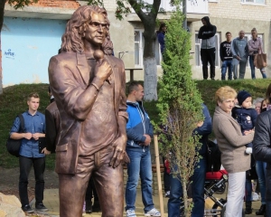 &quot;Нельзя было такое открывать&quot; - скульптор о своем памятнике Кузьме в Луцке