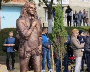 &quot;Не можна було таке відкривати&quot; - скульптор про свій пам&#039;ятник Кузьмі у Луцьку