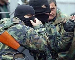 200 вооруженных &quot;ДНРовцев&quot; налетели на село под Мариуполем и похитили женщину