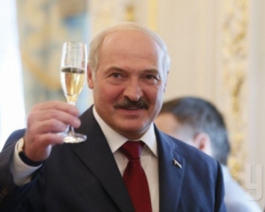Порошенко привітав Лукашенка з перемогою на президентських виборах