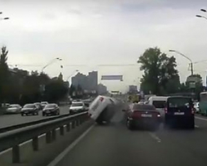 Видеорегистратор зафиксировал, как в Киеве Volkswagen почти опрокинул Chevrolet