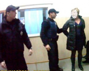 Во Львове преподавательница одного из вузов избила полицейских за отказ отвезти ее домой