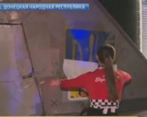 У нічному клубі Горлівки виставили хвіст збитого українського літака