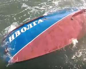 В сети появилось видео затонувшего в Затоке катера