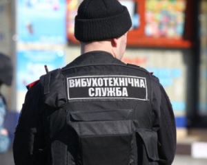 Жінка "замінувала" столичний супермаркет із помсти