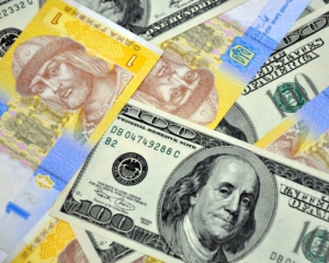 Заработки украинцев в валюте снизились на треть