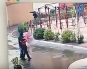 В Киеве средь бела дня грабитель набросился и начал душить женщину