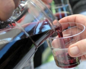 Оккупанты жалуются на засилье поддельного алкоголя в Крыму