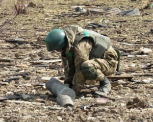 В Сватово саперы начали разминировать склад боеприпасов, где произошел взрыв