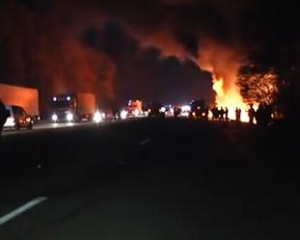 На Київщині від зіткнення спалахнув бензовоз: є жертви