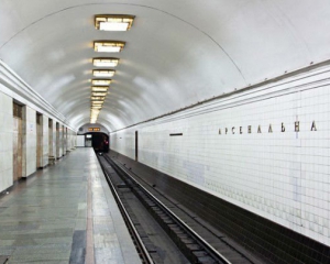 У Києві під поїзд метро впав пенсіонер