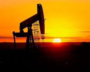 Нефть слабо дорожает после вчерашнего обвала