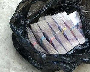 Запорожская пенсионерка выбросила из окна более 40 тысяч грн и валюту