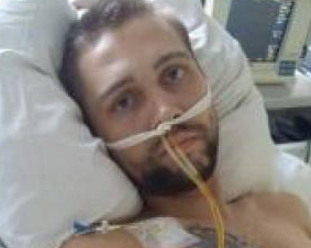 Медики спасают бойца Егора Замету, которого тяжело ранил снайпер боевиков