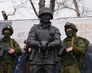 В Крыму установят памятник &quot;зеленым человечкам&quot;
