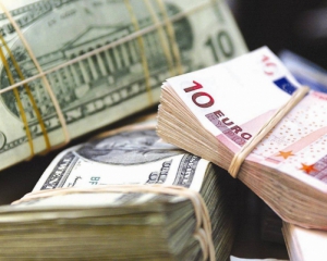 Долар підскочив до максимуму за півроку