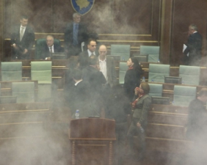 В парламенте в Косово распиливали слезоточивый газ