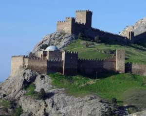 В Криму обвалилася одна з веж Генуезької фортеці - ЗМІ