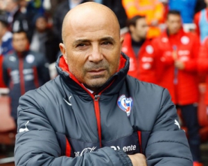 "Я провел с девушкой ночь в баре, а другой парень в 5 утра повел ее в туалет, и там они занялись любовью" - тренер сборной Чили о поражении от Уругвая