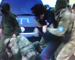 Полицейского ранили ножом во время стычки с участниками энергетической блокады Крыма - Кива
