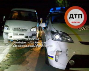 В Киеве пьяный водитель на &quot;Газели&quot; протаранил две полицейские машины