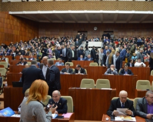 На сессии Полтавского облсовета депутат показал присутствующим средний палец