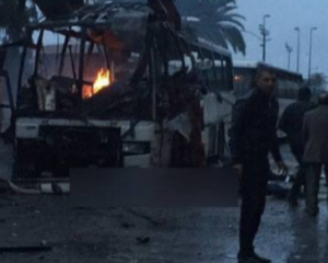 У Тунісі підірвали автобус президентської охорони