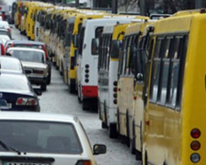 В Черкассах автобусы ездят по тротуарам (ВИДЕО)