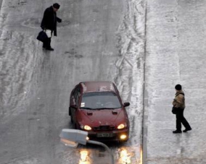 Водіїв попереджають про мокрий сніг та ожеледь на вихідних
