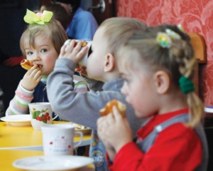 В Киеве в псевдосадике детей кормили привезенной из цеха едой