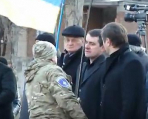 Мэр Славянска не захотел взять в руки украинский флаг