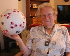 90-летняя бабушка-футболистка набивает мяч 1000 раз