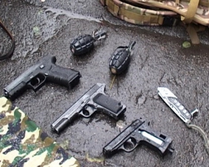 В Киеве в 17-летнего парня обнаружили гранаты и пистолеты