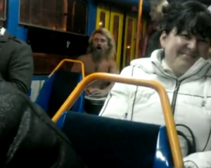 Голый бородач развлекает игрой на барабане пассажиров борщаговского трамвая