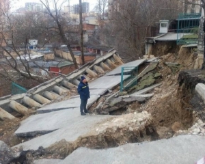 Разрушение многоэтажки в Киеве сняли с высоты птичьего полета