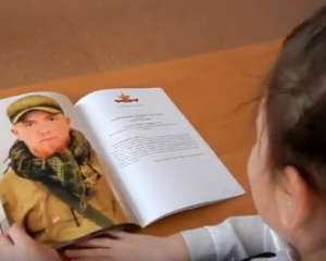 З&#039;явилося відео уроку в окупованому Донецьку: діти вчать біографії Гіві і Мотороли