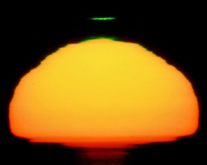 NASA показало уникальное оптическое явление - зеленый луч