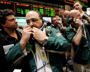 Нефть опустилась ниже $44 — рубль отреагировал падением
