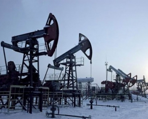 Доходы России от нефти упали почти вдвое