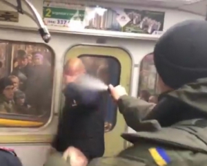В киевском метро полиция и Нацгвардия не смогли задержать агрессивного &quot;иисуса&quot;