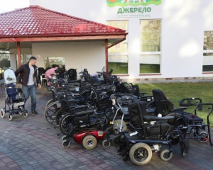 Украинцы Канады передали во Львов 100 инвалидных колясок