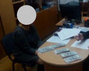 У Києві на хабарі 50 тисяч доларів затримали керівника управління юстиції