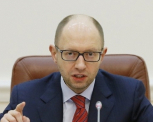 Яценюк анонсував повну торговельну блокаду Криму