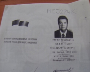 В сеть выложили видео обыска архива семьи Януковича