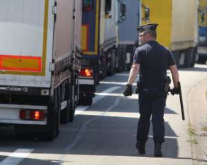 Мигранты атаковали грузовики в Кале