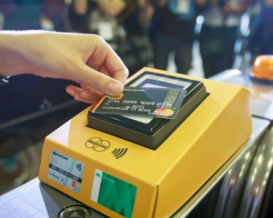 На всіх станціях київського метро можна розплатитися банківською карткою