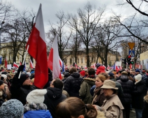 Десятки тисяч поляків вийшли на мітинги проти дій нової влади