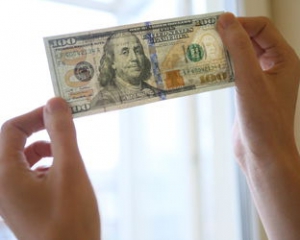 Доллар в обменниках стоит меньше 25 гривен
